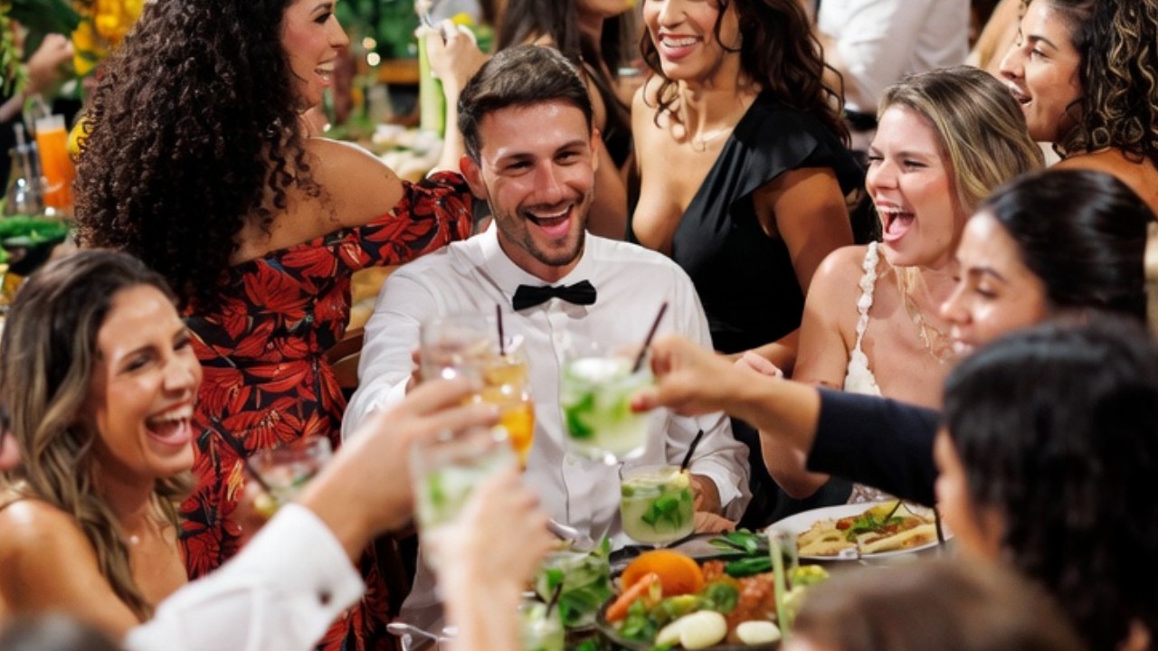 Casal em cerimônia de casamento com fornecedores de eventos